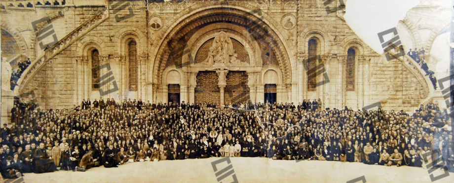 1910ean Lourdeseko Basilikara egindako lehen erromesaldian parte hartu zuten euskaldunen taldea biltzen duen irudia.
