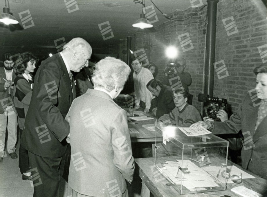 Josep Tarradellas: Generalitateko presidente ohia bere emaztearekin batera bozkatzen NATOn jarraitzeko erreferendumean, 1986/03/12