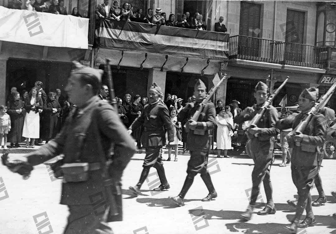 Tropa frankisten desfilea Bilbon, Espainiako banderekin apaindutako balkoiekin, konkistatua izan ondoren