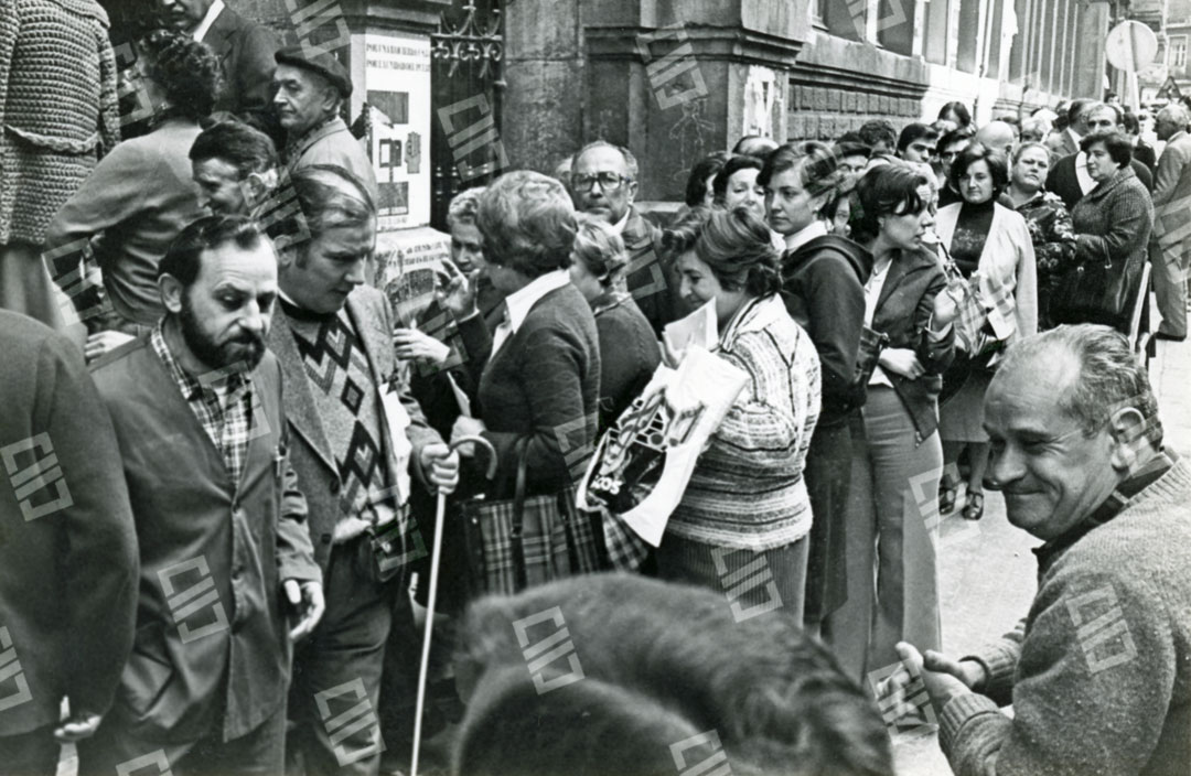 1977ko ekaineko hauteskunde orokorretan Bilboko Tivoliko eskoletan botoa emateko eskubidea gauzatzeko ilaran zegoen pertsona talde baten irudia.