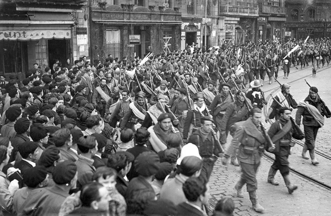 Arana Goiri batailoiko Kortabarria konpainiakoak 1936ko irailaren 24an Patronatuko kuarteletik abiatu eta fronterantz Bilboko Areatzan ateratako argazkian.