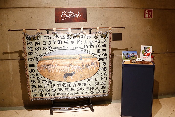 Euskal Abertzaletasunaren Museoa - Euskal artzainen manta AEBetan