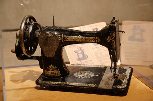 Euskal Abertzaletasunaren Museoa - Bitxiak - Esteban Urkiaga “Lauaxeta”ren amaren josteko makina