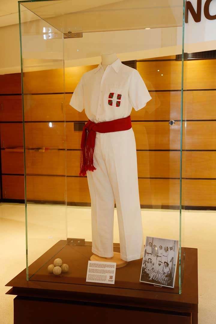 Museo del Nacionalismo Vasco - Traje de pelotari utilizado por el Lehendakari Agirre en 1944