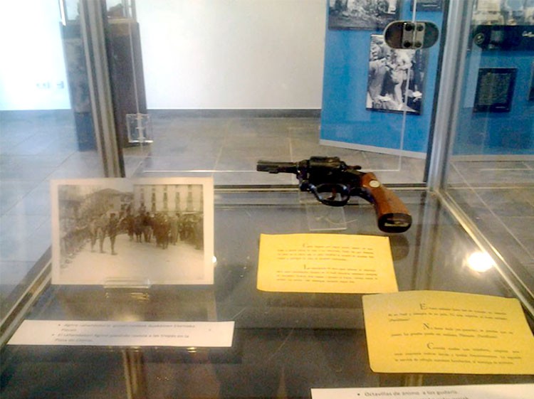 Imagen la exposición Nunca más de Sabino Arana Fundazioa de una vitrina con objetos antiguos