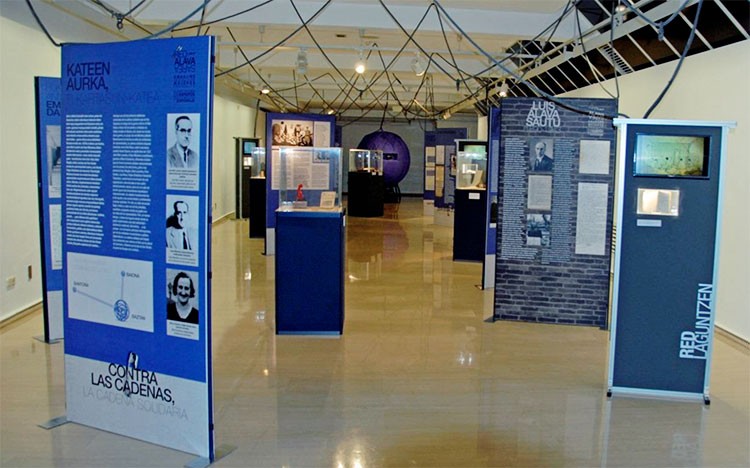 Imagen del interior de la exposición Red Álaba en Sabino Arana Fundazioa