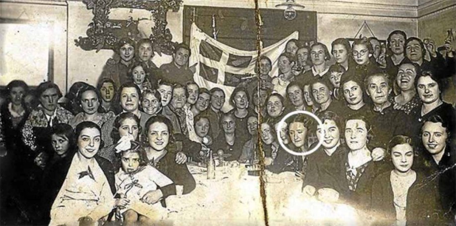 Euskal Abertzaletasunaren Museoa - Emakumeak Aberria Eginez. 100 urte. Durango erakusketa. Emakume taldea Batzoki Tabiratarrean (1932). Bere artean, zirkulu batez inguratuta, Gloria Zubi, bere atzean Margarita Unzalu.