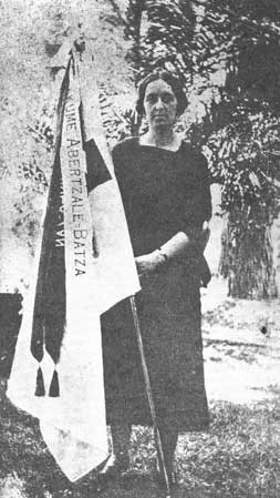 Julene Urzelai EAB banderarekin